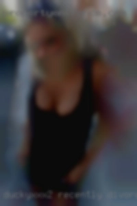 Duckyxxx2 recently divorced women looking for black cock